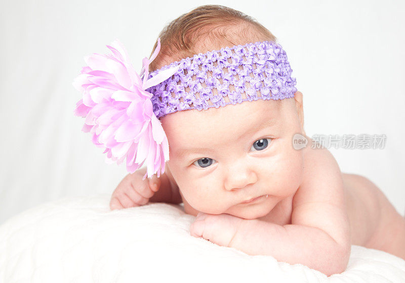 新生女婴戴着花发带