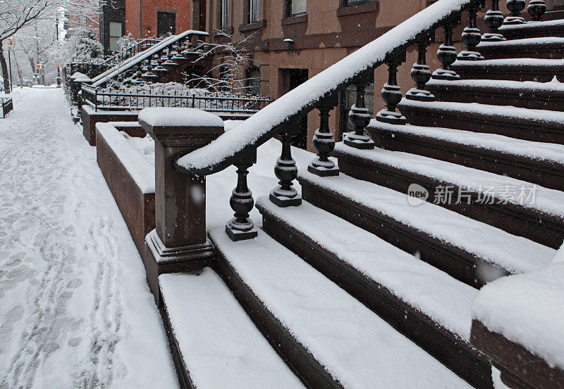 布鲁克林高地，被雪覆盖的人行道