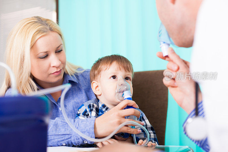 医生用吸入器对婴儿病人进行治疗。