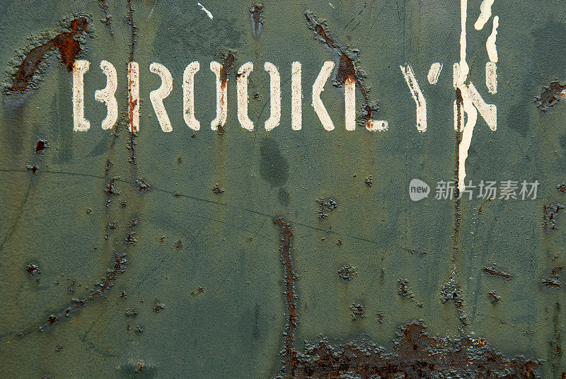 布鲁克林被画在绿色生锈的金属表面上
