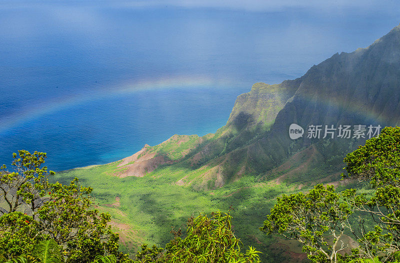 卡拉劳山谷上空的彩虹