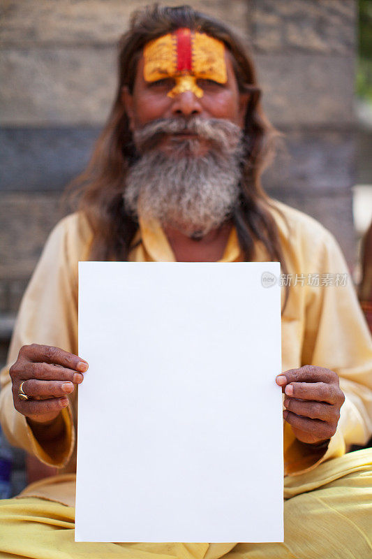 神圣的萨都人的肖像拿着空白纸
