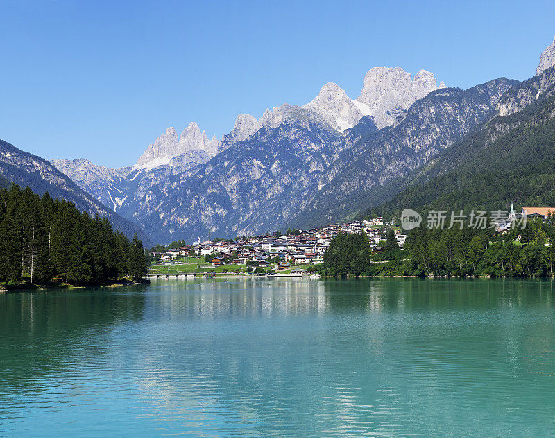 Auronzo湖。彩色图像