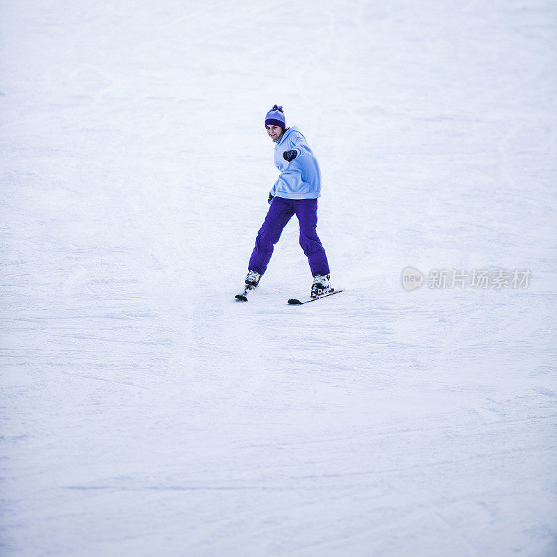 滑雪胜地的兔子斜坡上的女孩