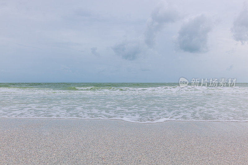 下午的海景和浅蓝色的天空