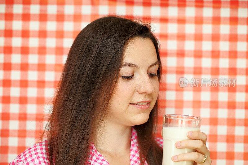 女性饮用牛奶的背景检查