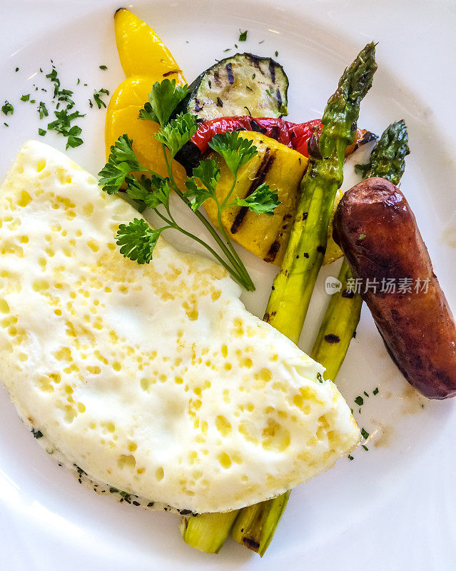 健康早餐:蛋白煎蛋卷配蔬菜和香肠