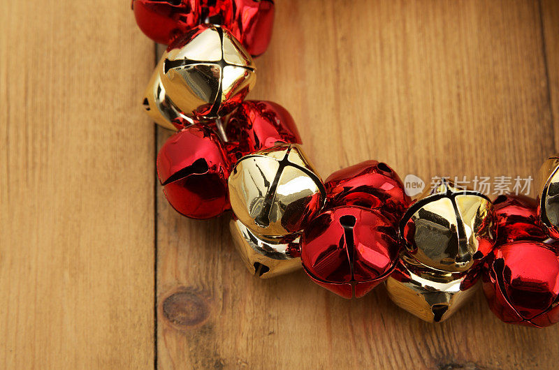 圣诞节装饰用红色和金色的缎带铃铛