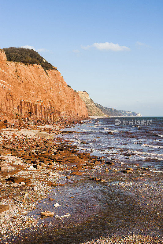 英格兰德文郡Sidmouth的侵蚀砂岩悬崖和海滩