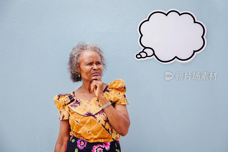 沉思的年长非洲女人与思想泡沫