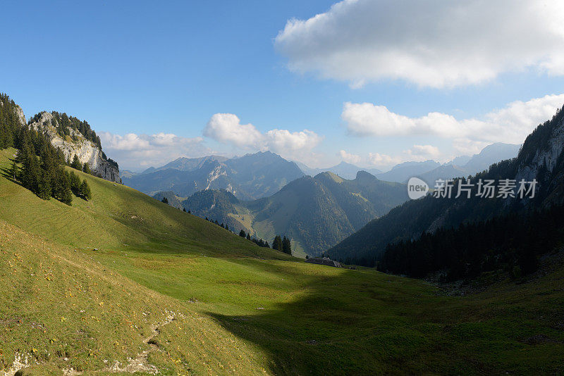 格鲁耶尔和阿尔卑斯山的风景