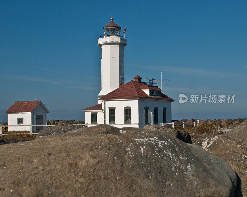 威尔逊灯塔和岩岸