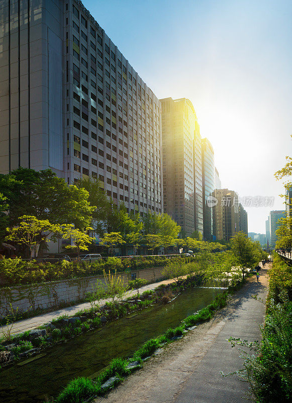 阳光明媚的春日，首尔清溪川河木板路