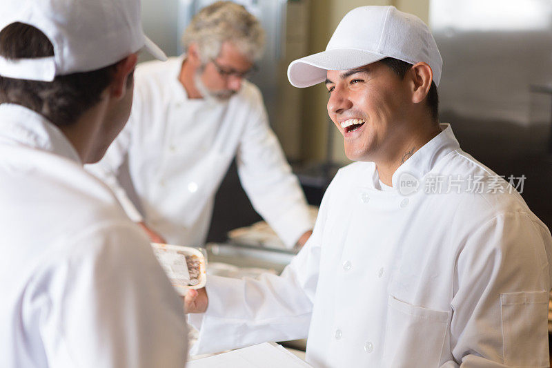 志愿厨师为慈善机构准备冷冻食品