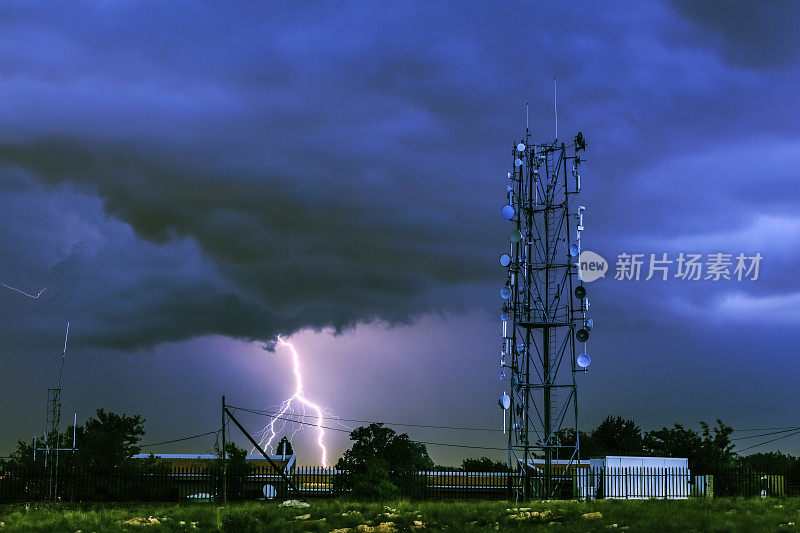 雷暴经过通信塔台