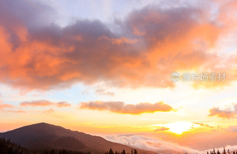 喀尔巴阡山脉。美丽的山景。大自然在山中。美丽的云。