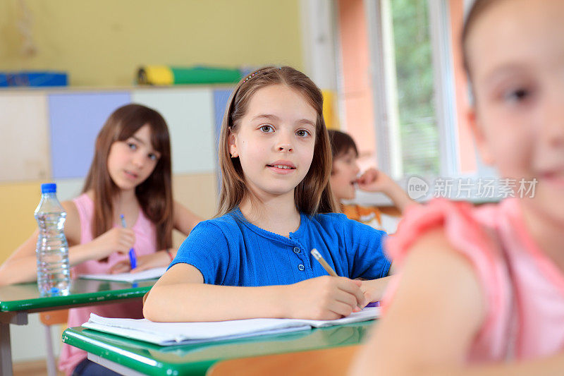 孩子们在学校里坐在教室里