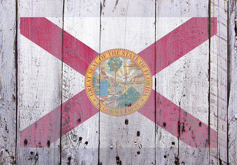 佛罗里达的旗帜在乡村破旧的木头上