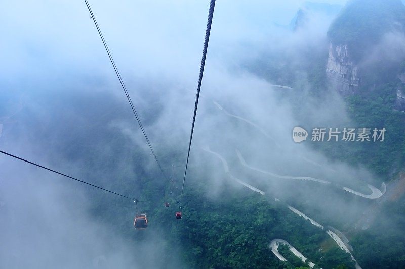 客运索道和蜿蜒的山路02