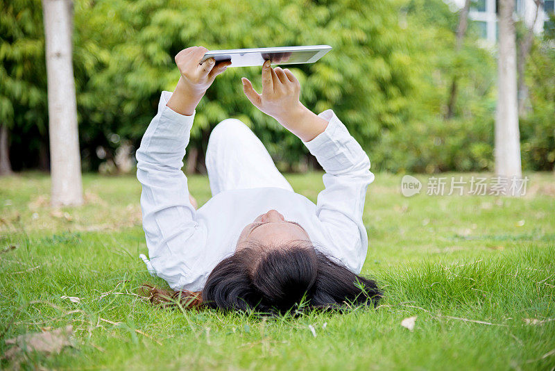 年轻的亚洲女性拥有数字平板电脑
