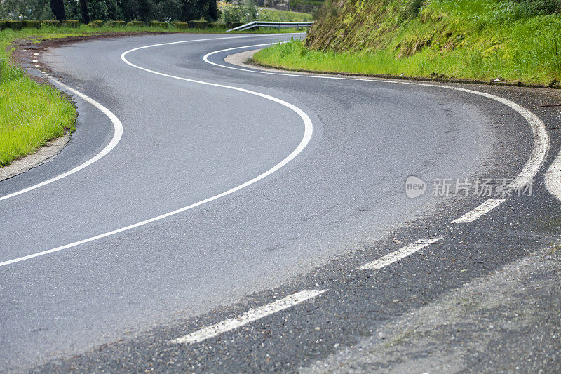 多风的山区乡村公路。