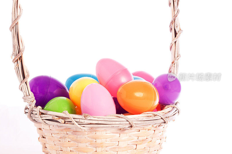 篮子里的彩色塑料复活节彩蛋