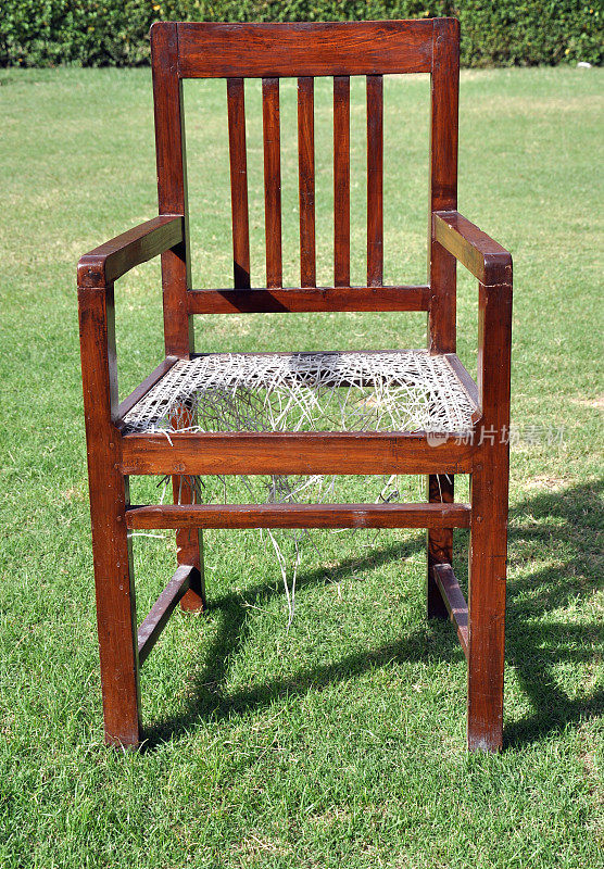 座椅破损的木椅