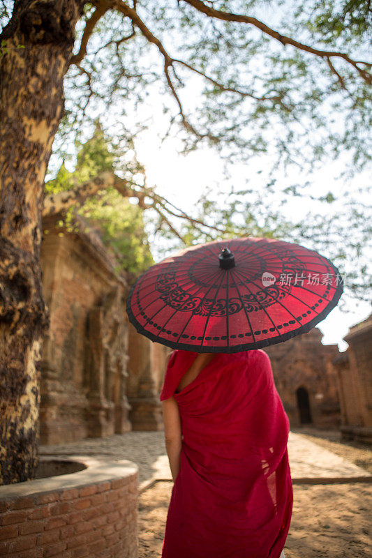 缅甸蒲甘寺里拿伞的小和尚。