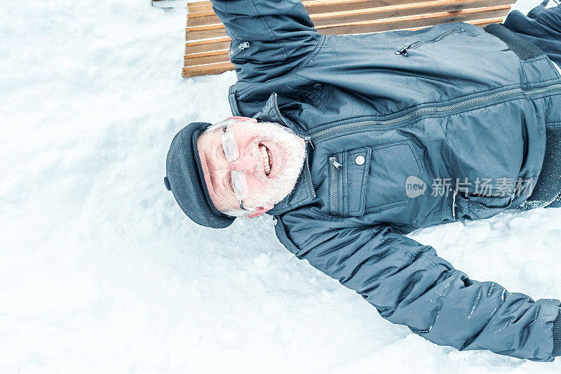 成熟的男人在雪地上拉着雪橇