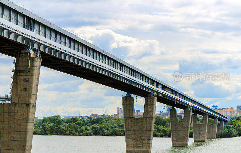 鄂毕河上的地铁桥
