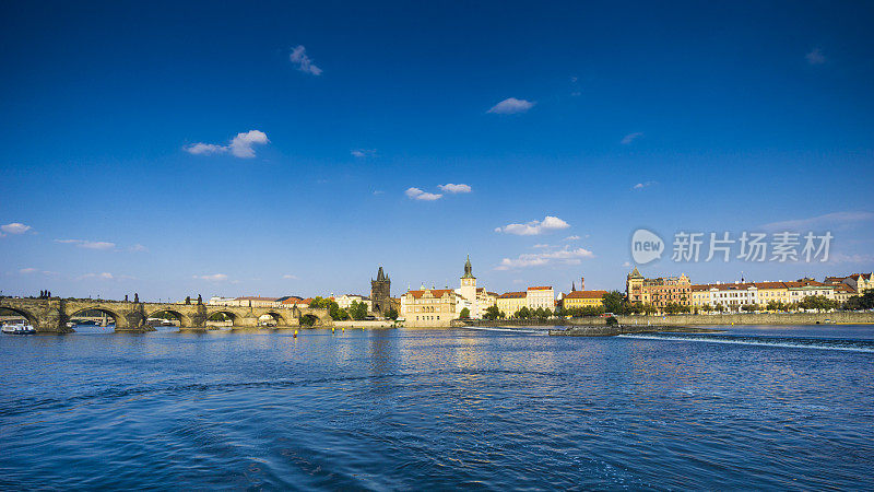美丽的布拉格城市景观，在伏尔塔瓦河上的查尔斯大桥。