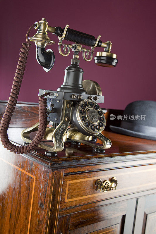 橱柜上的老式电话