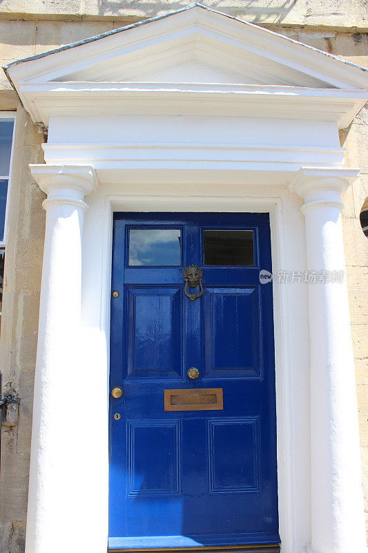 乔治时代的房子，巴斯石的蓝色前门的图像