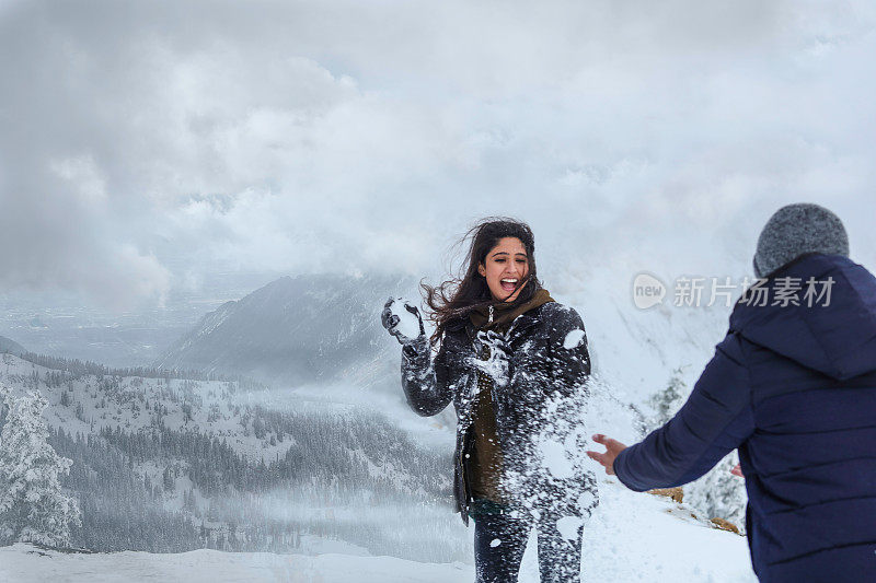 夫妇在玩雪