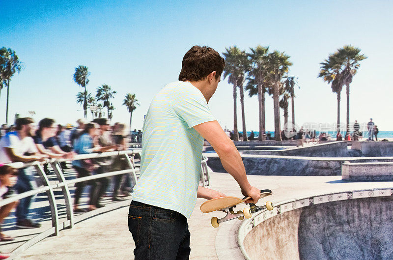 一名男子在威尼斯海滩玩滑板