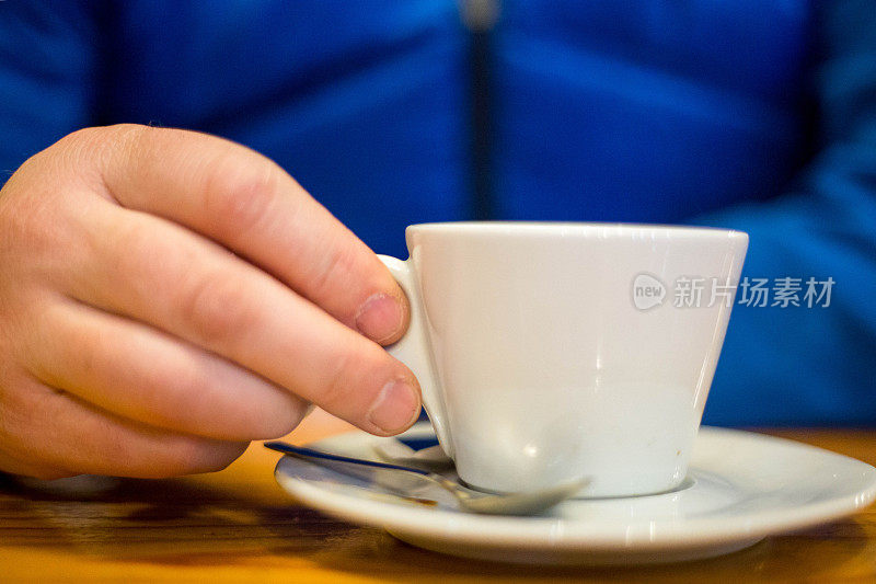 男人的手拿着咖啡杯