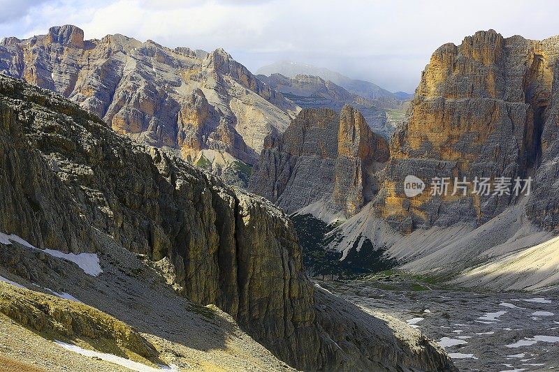 田园诗般的Lagazuoi山顶全景，五托里白云石，山顶山脉，戏剧性和雄伟的意大利泰洛阿尔卑斯山