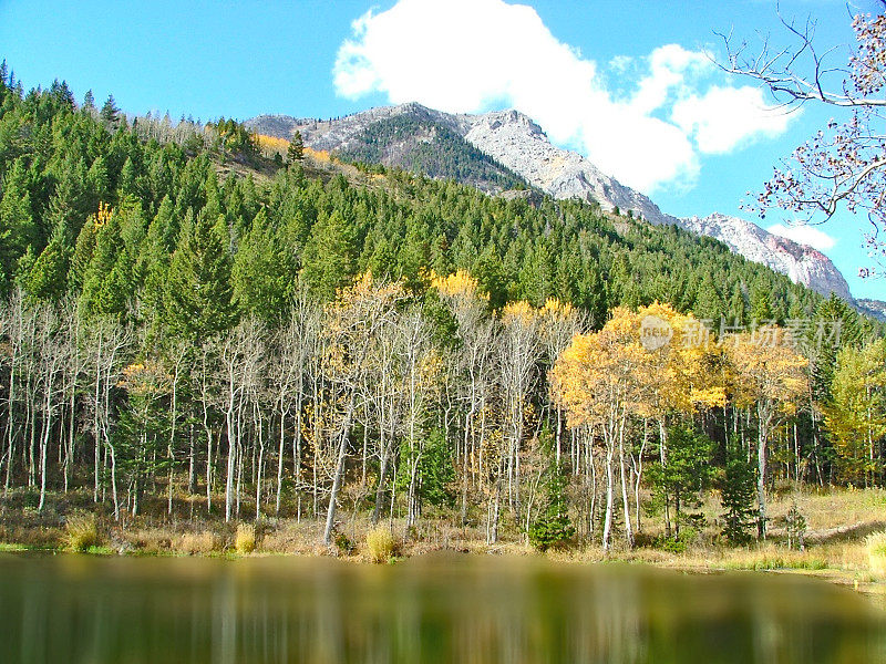 落基山脉的秋季小湖风景秀丽