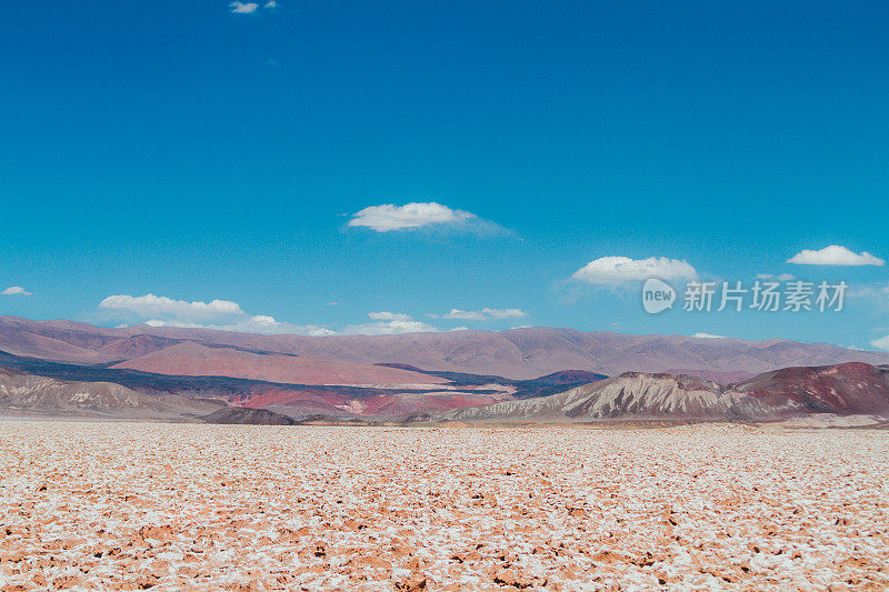 阿根廷卡塔马卡五颜六色的山与草原岩石和硝石