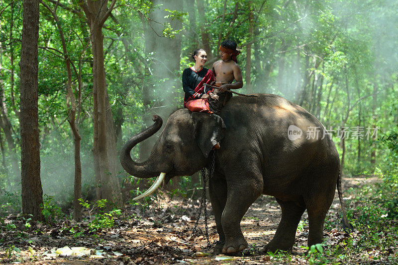 大象和亚洲女孩