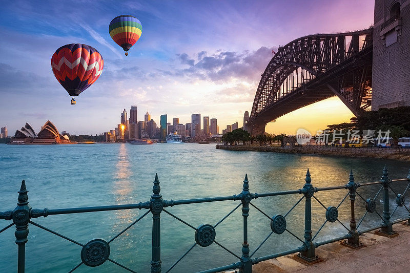 晚上，澳大利亚悉尼，悉尼湾上空的热气球