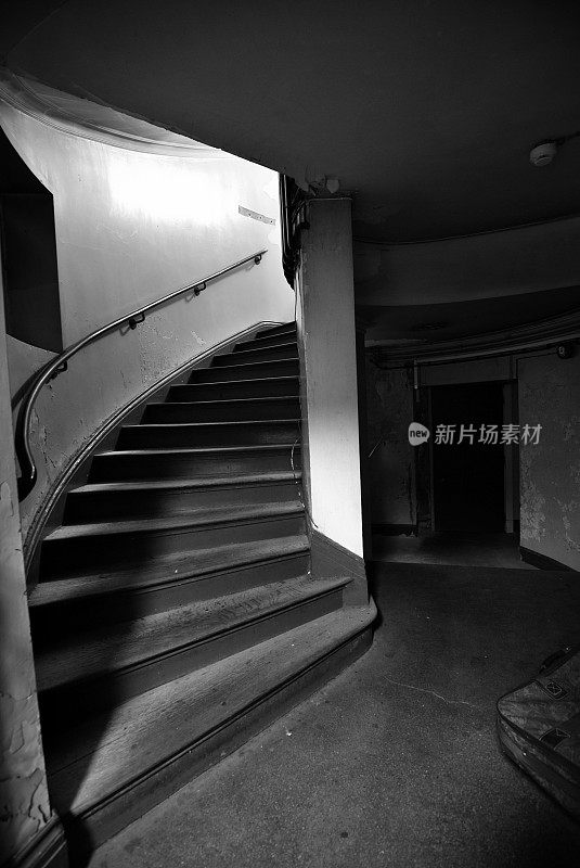 黑白螺旋楼梯