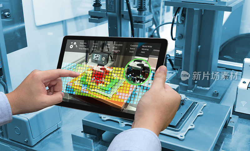 工业4.0概念。带有增强现实屏幕软件的手持式平板电脑和智能工厂背景下的自动化无线机器人手臂的蓝色调
