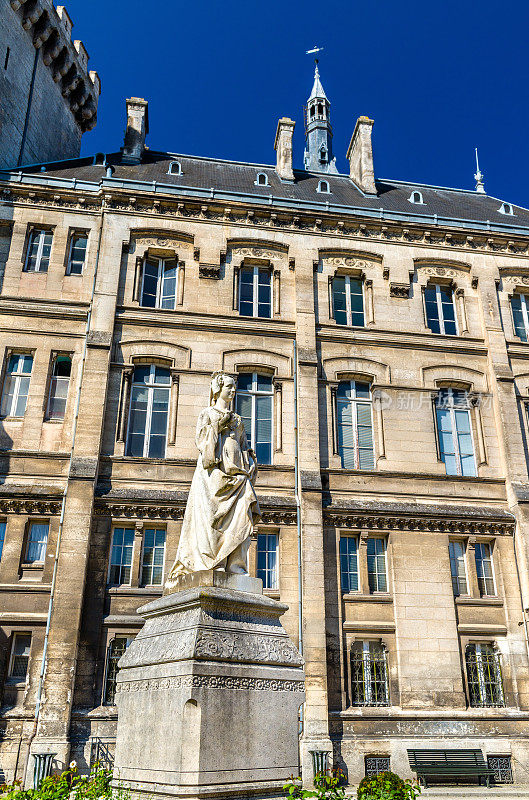 法国昂古莱姆市政厅，昂古莱姆玛格丽特雕像