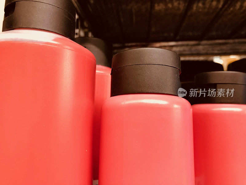 红色塑料罐，艺术家供应