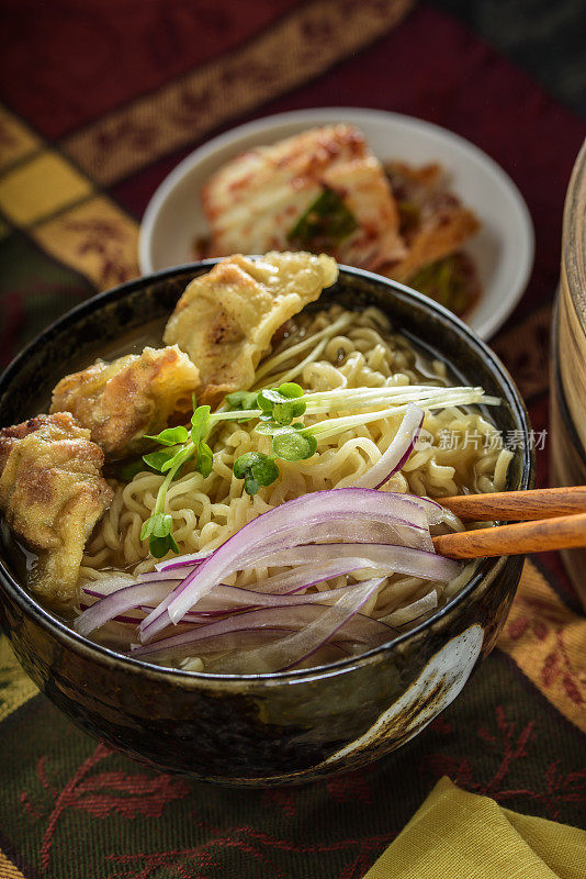 味增拉面与油炸饺子