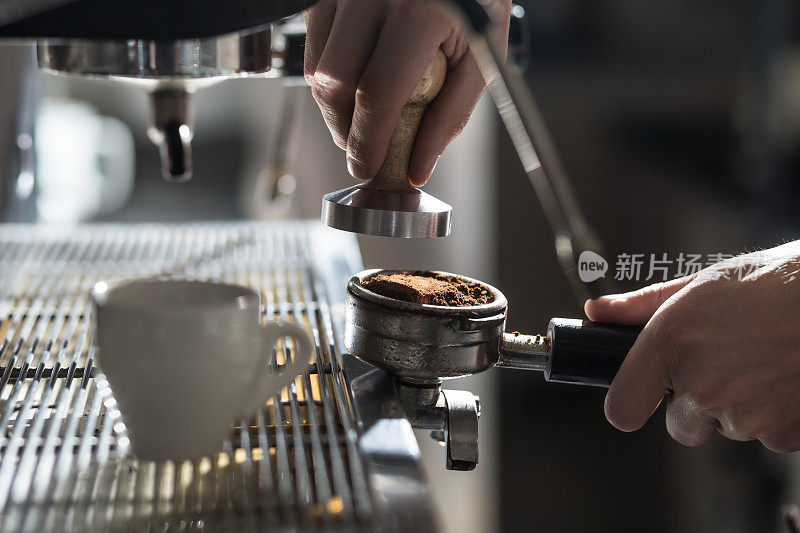 咖啡制作过程;浓缩咖啡杯和咖啡机;