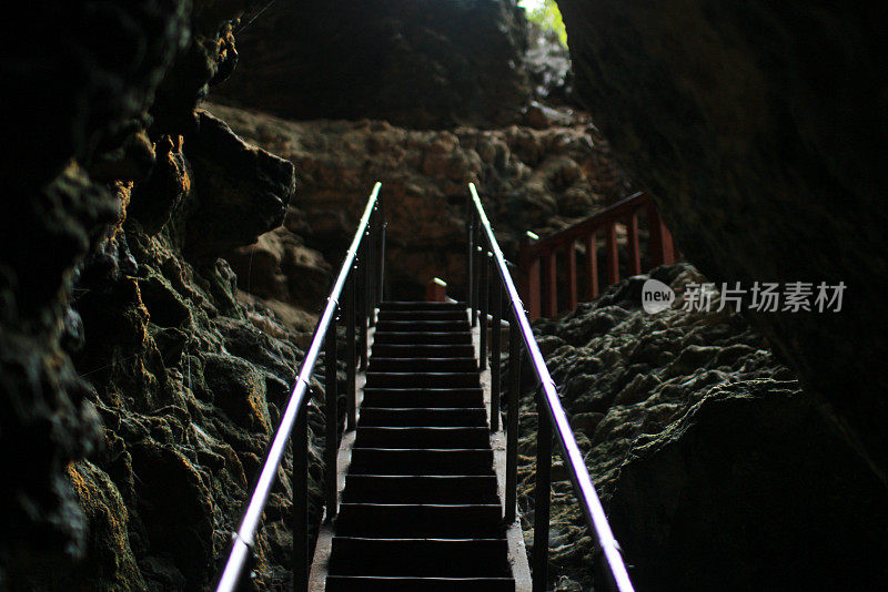 楼梯离开洞穴