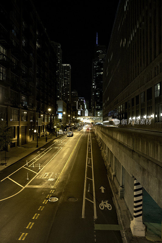 黑暗的城市街道的夜晚
