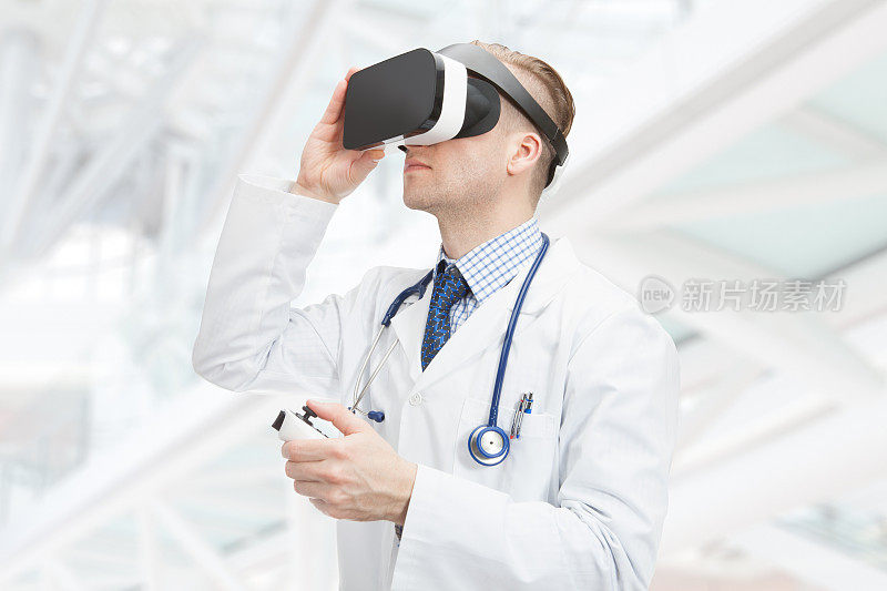 室内近距离拍摄的男医生戴着VR眼镜